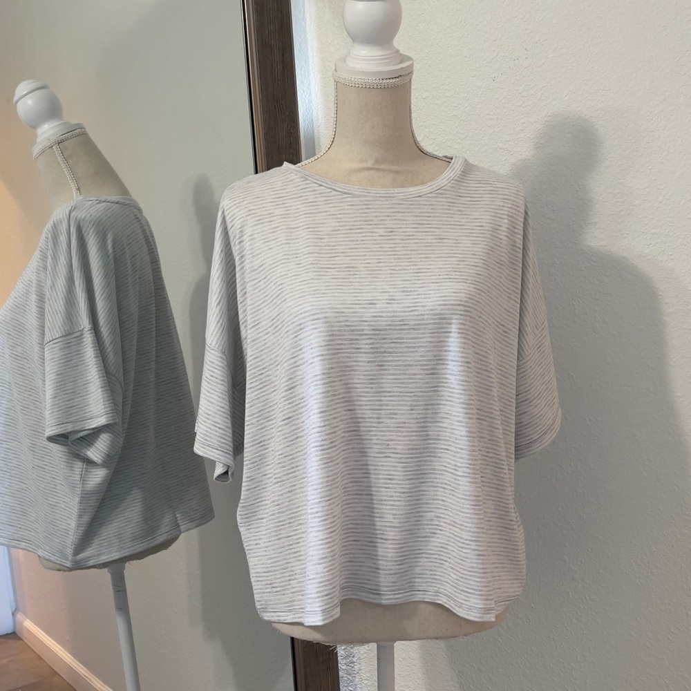 Super soft oversized women’s top. Banana Republic.